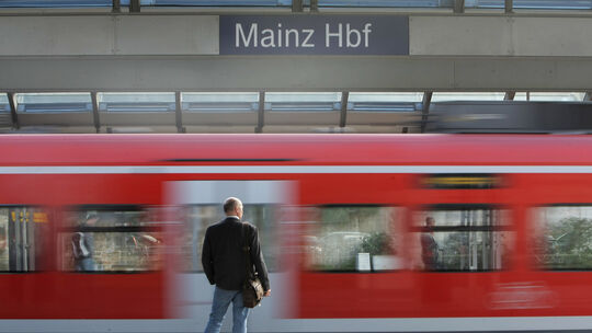 Motzen bis die Polizei kommt: Renitenten Rentner mit der Bahn nach ...