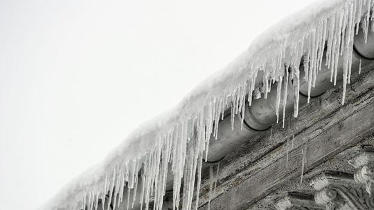 Eiszapfen an Dachrinne