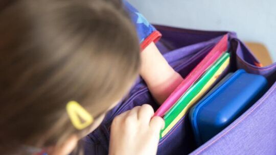 Packen des Schulranzens