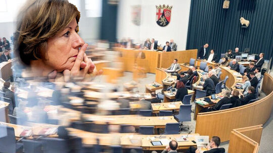 Abgeordnete sitzen im Landtag Rheinland-Pfalz