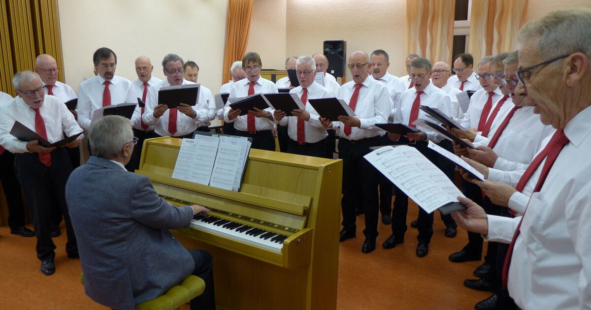 Dirigent Rucke 50 Jahre ist der engagierte Chorleiter bereits beim MGV Nannhausen ...