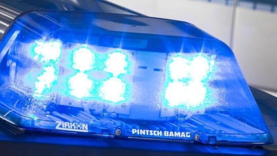 Ein Blaulicht leuchtet auf dem Dach eines Polizeiwagens