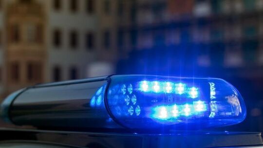 Das Blaulicht auf einem Fahrzeug der Polizei leuchtet