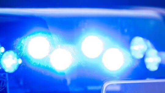 Ein Blaulicht leuchtet an einer Polizeistreife