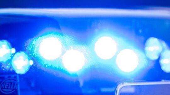 Ein Blaulicht leuchtet an einer Polizeistreife