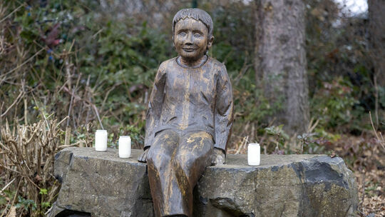 Gedenkfeier in Westerburg: Statue von Rolf-Simon-Schaumburger hat einen  würdigen Platz gefunden - Westerwälder Zeitung - Rhein-Zeitung