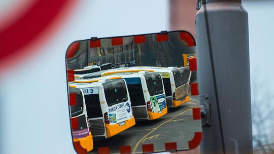 Busse stehen auf dem Betriebshof