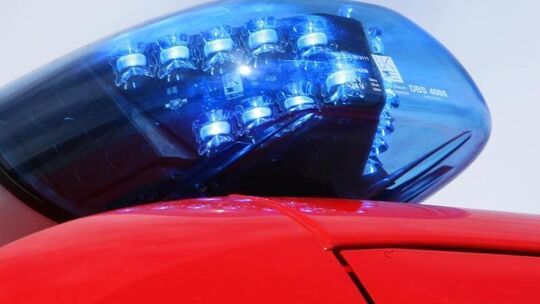 Ein Blaulicht leuchtet auf einem Einsatzwagen der Feuerwehr