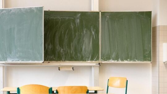 Ein leeres Klassenzimmer einer Schule