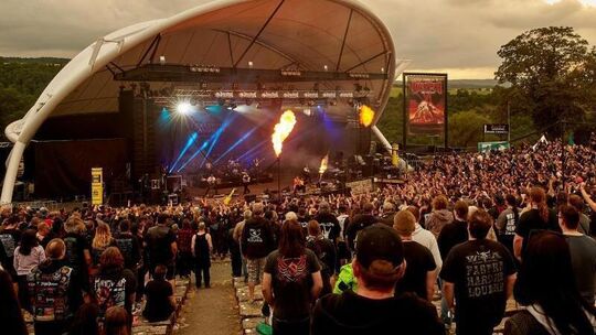 Tausende Zuschauer verfolgen ein Festival auf der Loreley-Bühne