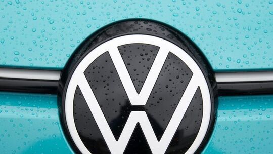 Das VW Logo ist an einer Motorhaube zu sehen