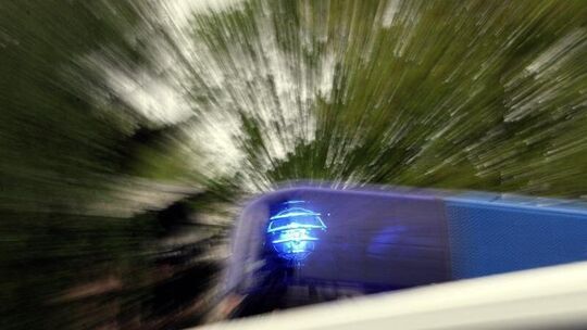 Das Blaulicht eines Polizei-Einsatzfahrzeuges leuchtet