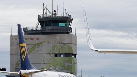 Eine Boeing 737 der irischen Ryanair steht am Flughafen Hahn