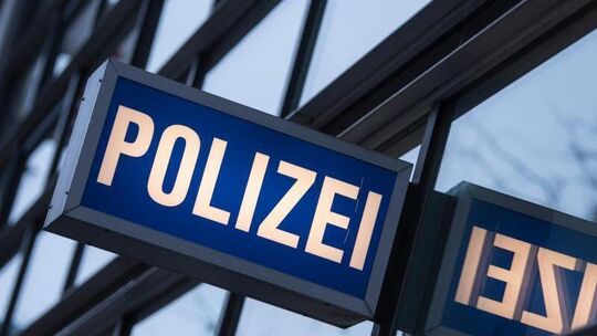 Der Schriftzug «Polizei» ist vor einem Polizeirevier zu sehen