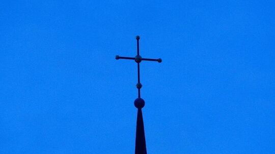Kreuz auf Kirchturm