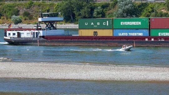 Frachtschiff passiert Sandbank