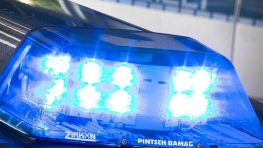 Ein Blaulicht leuchtet am auf dem Dach eines Polizeiwagens