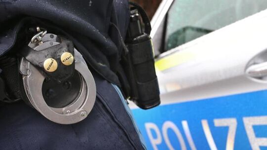 Polizist mit Handschellen