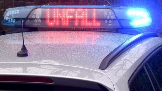 «Unfall» steht mit Leuchtschrift auf dem Dach eines Polizeiautos «Unfall» steht mit Leuchtschrift auf dem Dach eines Polizeiautos