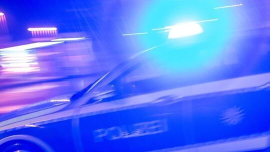 Ein Streifenwagen der Polizei fährt mit Blaulicht
