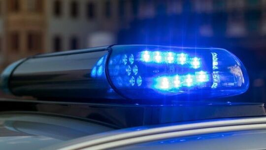 Das Blaulicht auf einem Fahrzeug der Polizei leuchtet auf