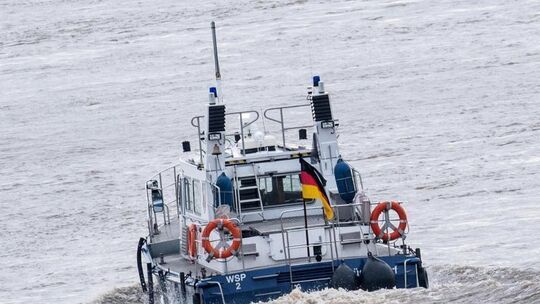 Ein Schiff der Wasserschutzpolizei fährt auf dem Rhein