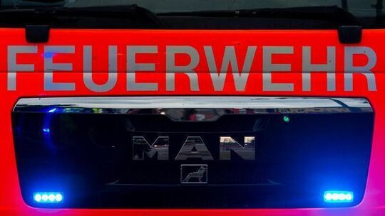 Ein Frontalblick auf einen Einsatzwagen der Feuerwehr