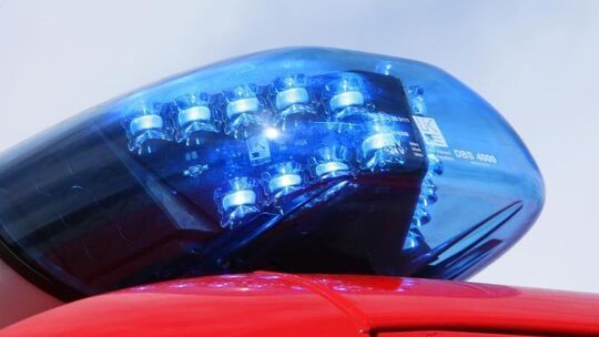 Ein Blaulicht leuchtet auf einem Einsatzwagen der Feuerwehr
