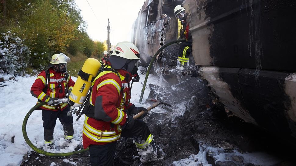 Der ICE 511 wurde am 12. Oktober 2018 auf der Westerwaldstrecke ein Raub der Flammen. Stundenlang waren die Feuerwehrleute im Einsatz, um das Feuer zu löschen. Verursacht hatte den Brand ein Ermüdungsbruch in einem Transformator.