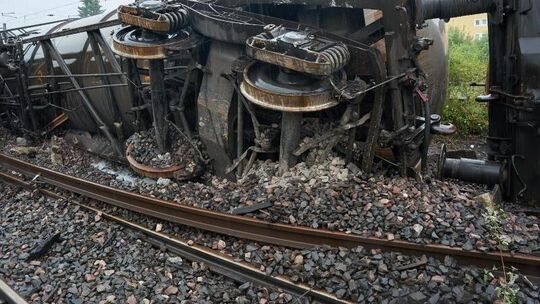Kesselwagen liegen an der Unfallstelle auf der Seite