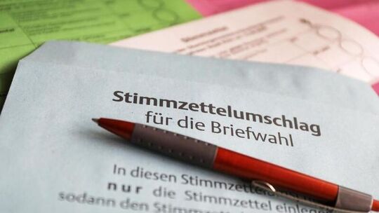 Stimmzettel und ein Umschlag für die Briefwahl
