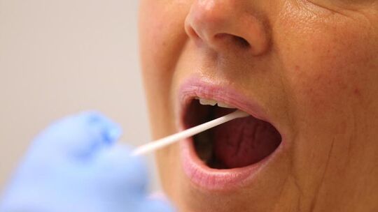 Corona-Test wird bei einer Patientin durchgeführt