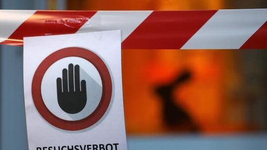 Ein Schild mit der Aufschrift "Besuchsverbot"