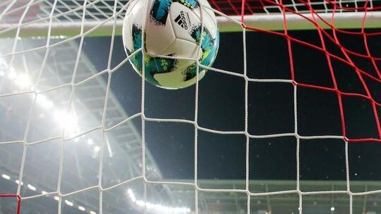Ein Fußball geht ins Netz