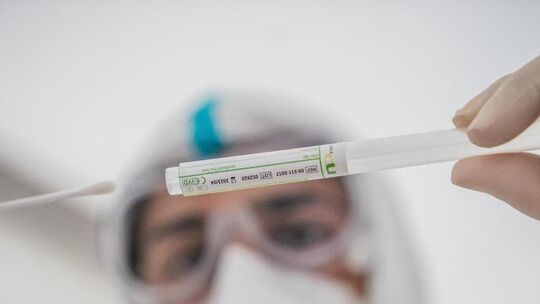 Eine Laborantin in einem Corona-Testzentrum