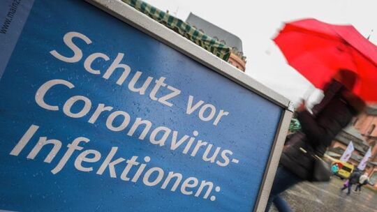 Hinweisschild zur Einhaltung der Corona-Regeln in Mainz
