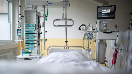 Ein leeres Bett steht in einer Intensivstation
