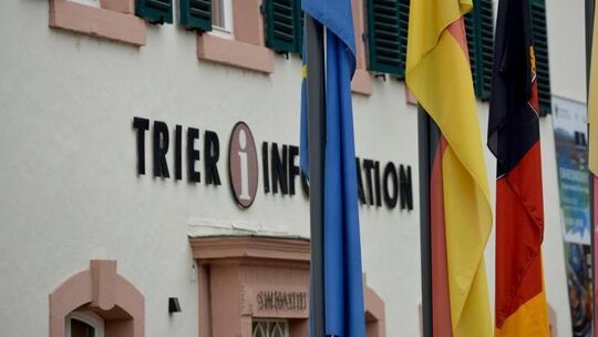 Flaggen hängen auf Halbmast in Trier
