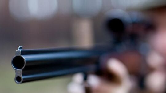 Ein Mann zielt mit seinem Jagdgewehr