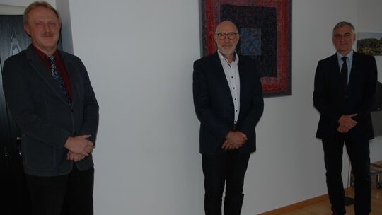 Das Foto zeigt den Personalratsvorsitzenden Peter Kretz, Erster Kriminalhauptkommissar Ort und Regierungsdirektor Geiger v.l. Das Foto zeigt den Personalratsvorsitzenden Peter Kretz, Erster Kriminalhauptkommissar Ort und Regierungsdirektor Geiger v.l.