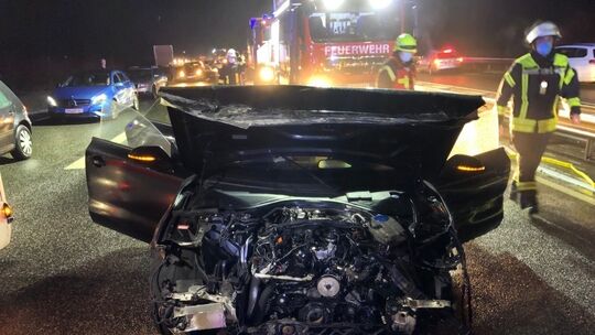 Front des Unfall-Pkw Front des Unfall-Pkw