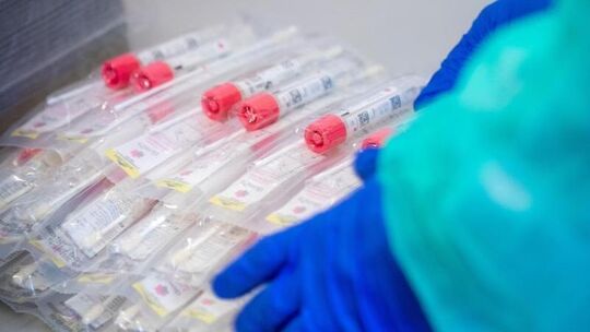 Testsets liegen in einem Testzentrum für Corona-Verdachtsfälle