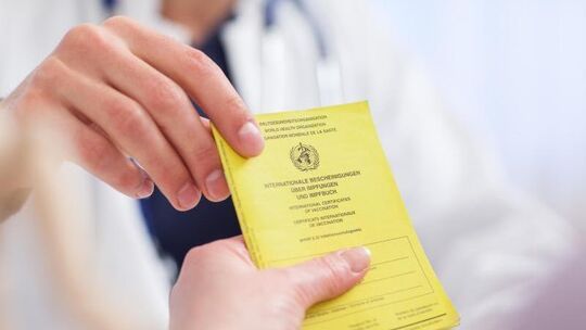 Ein Impfpass wird überreicht