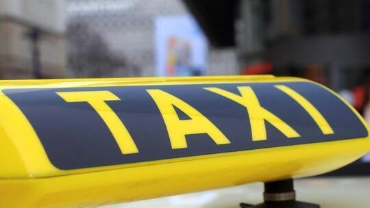 Das Schild von einem Taxi
