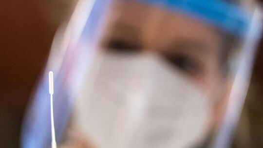 Mitarbeiterin eines Corona-Testzentrums
