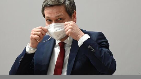 Christian Baldauf (CDU) setzt sich eine Maske auf