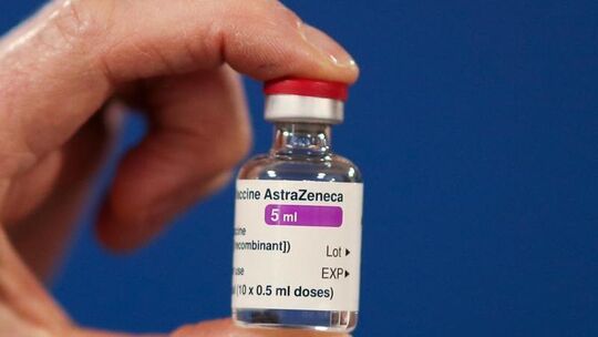 Eine Ampulle des Corona-Impfstoffs des Pharmakonzerns Astrazeneca