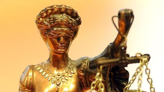 Eine goldfarbene Justitia-Figur