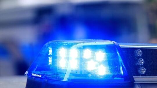 Ein Fahrzeug der Polizei ist mit Blaulicht im Einsatz