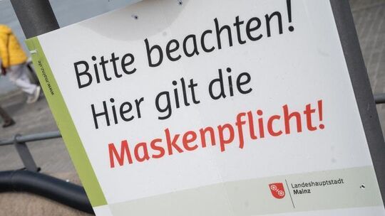 Schild zu Corona-Regeln in Mainz